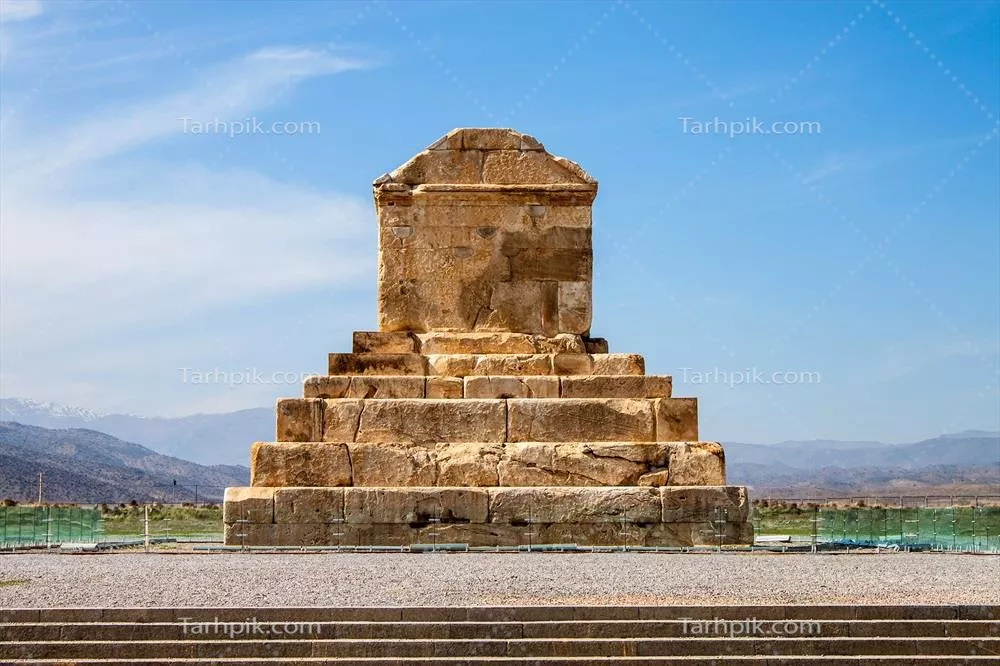 عکس نمای آرام آرامگاه کوروش با آسمان آبی و چشمانداز کوهستانی