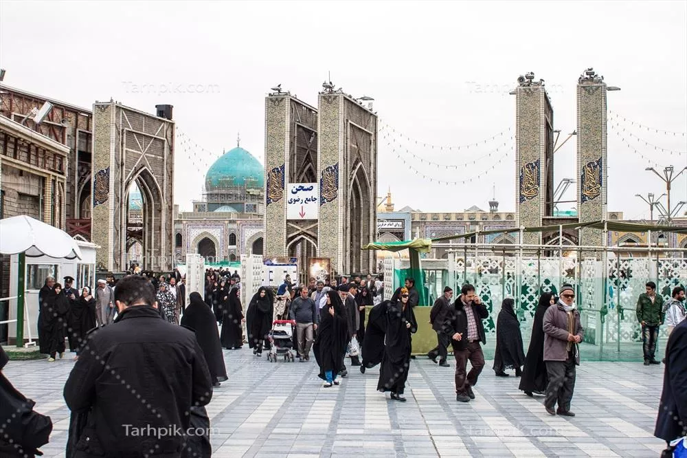 عکس سردرهای تاریخی ورودی حرم امام رضا (ع) در مشهد با گنبد فیروزهای