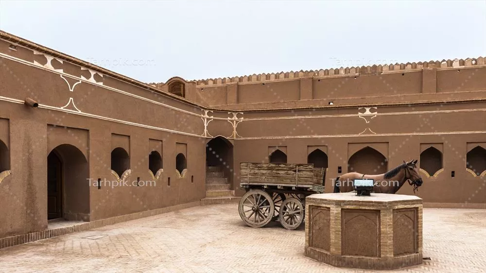 عکس معماری سنتی و تاریخی قلعه خشتی با ارابه در حیاط داخلی