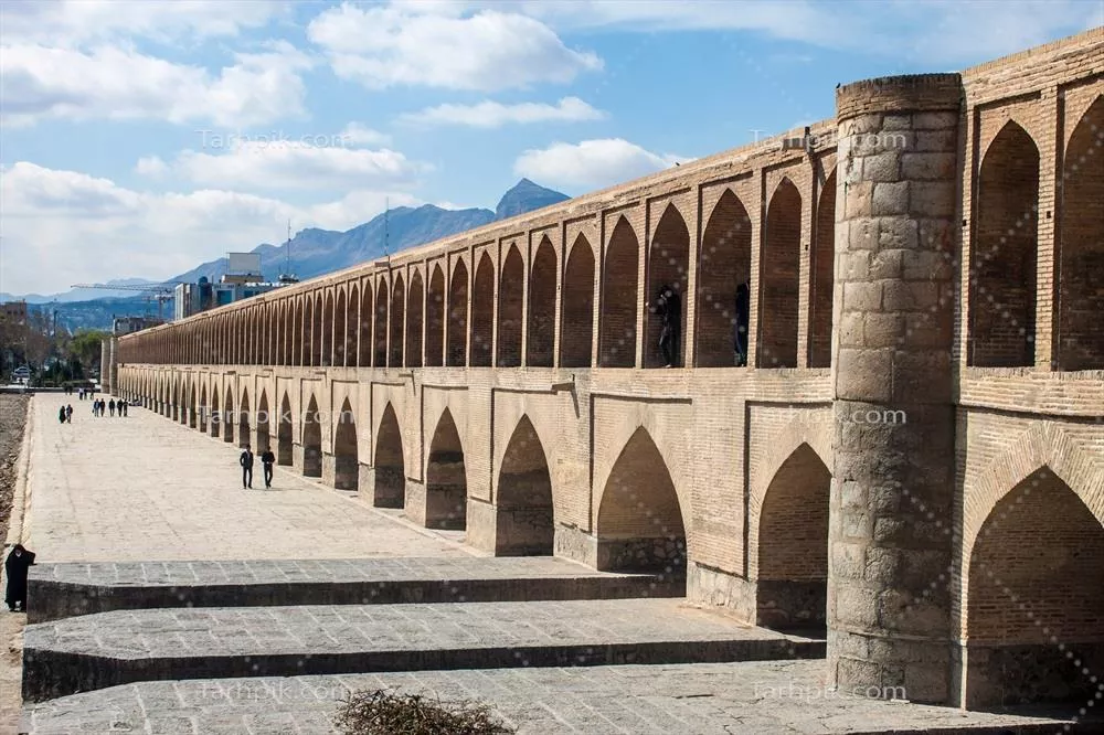 عکس تصویر زیبای پل تاریخی سی و سه پل در اصفهان در روزی آفتابی