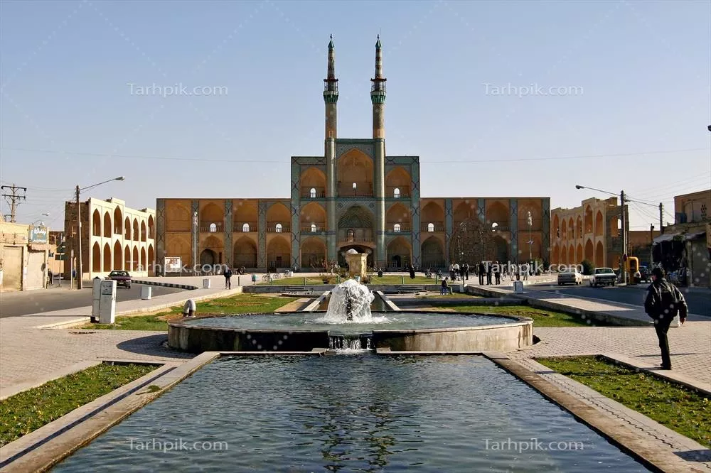 عکس نمای بیرونی آرامگاه امیر چخماق یزد با معماری تاریخی و استخر آب