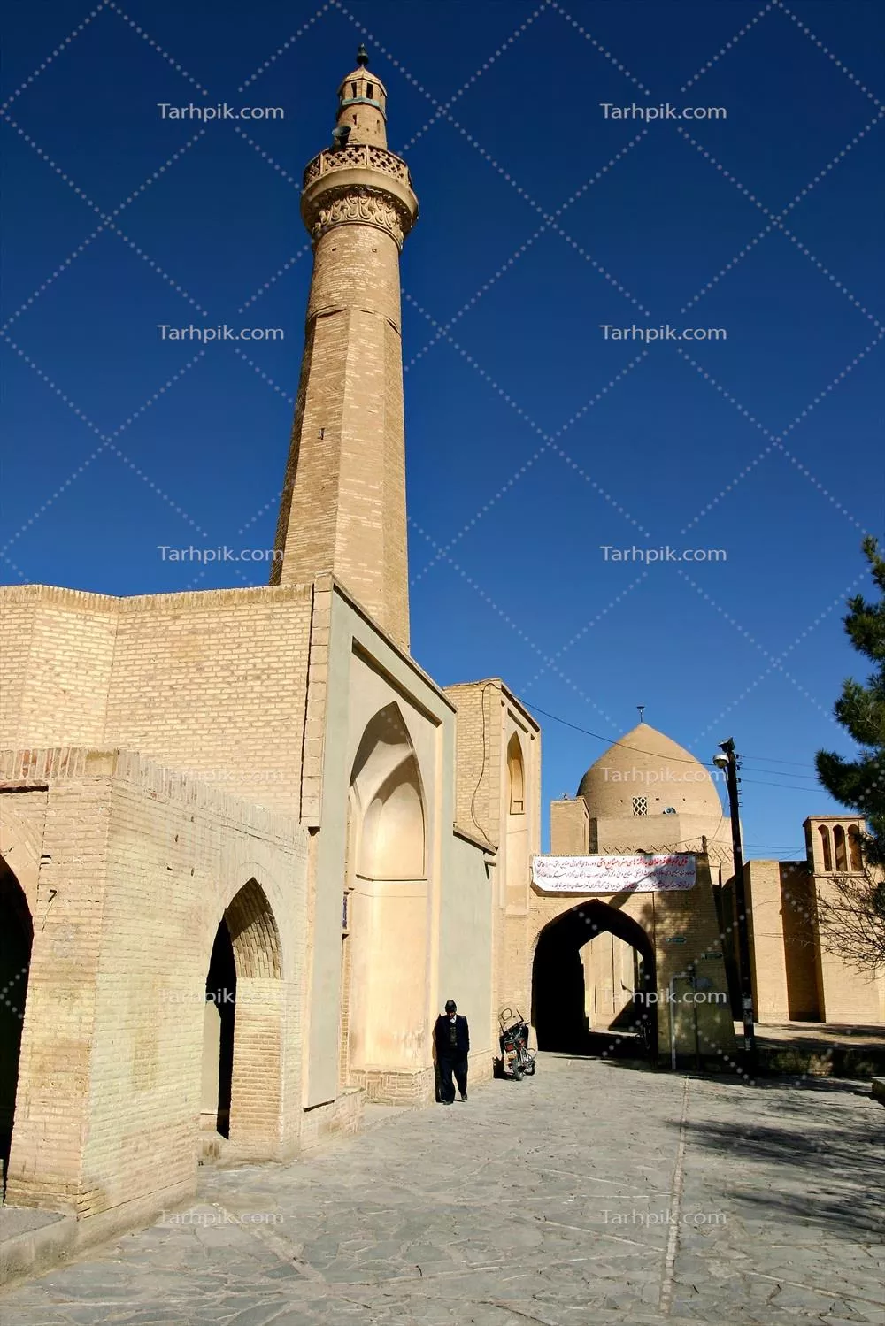 عکس نمایی از مسجد جامع نطنز با مناره آجری و معماری اسلامی