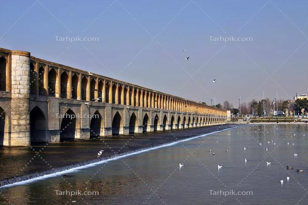 عکس سازه پل خواجو در اصفهان با جلوه ای از معماری ایرانی تاریخی
