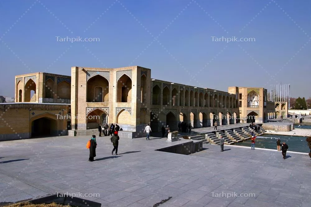 عکس نمایی زیبا از سی و سه پل در اصفهان، نمونهای از معماری تاریخی ایرانی