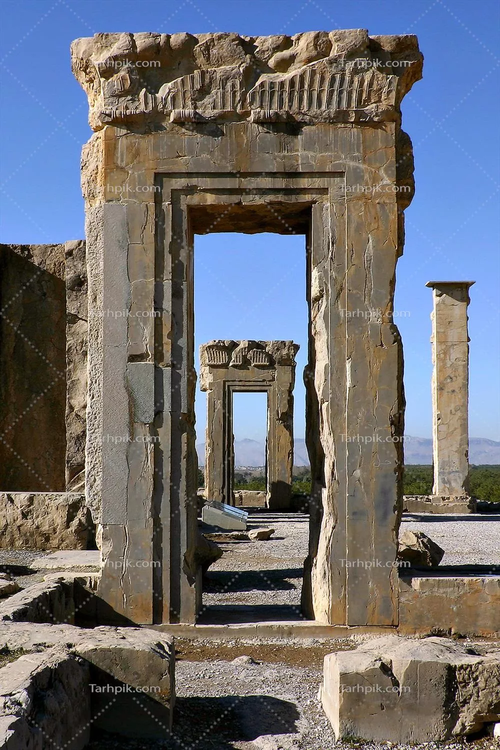 عکس تصویری از بقایای تخت جمشید و معماری باستانی پارسی