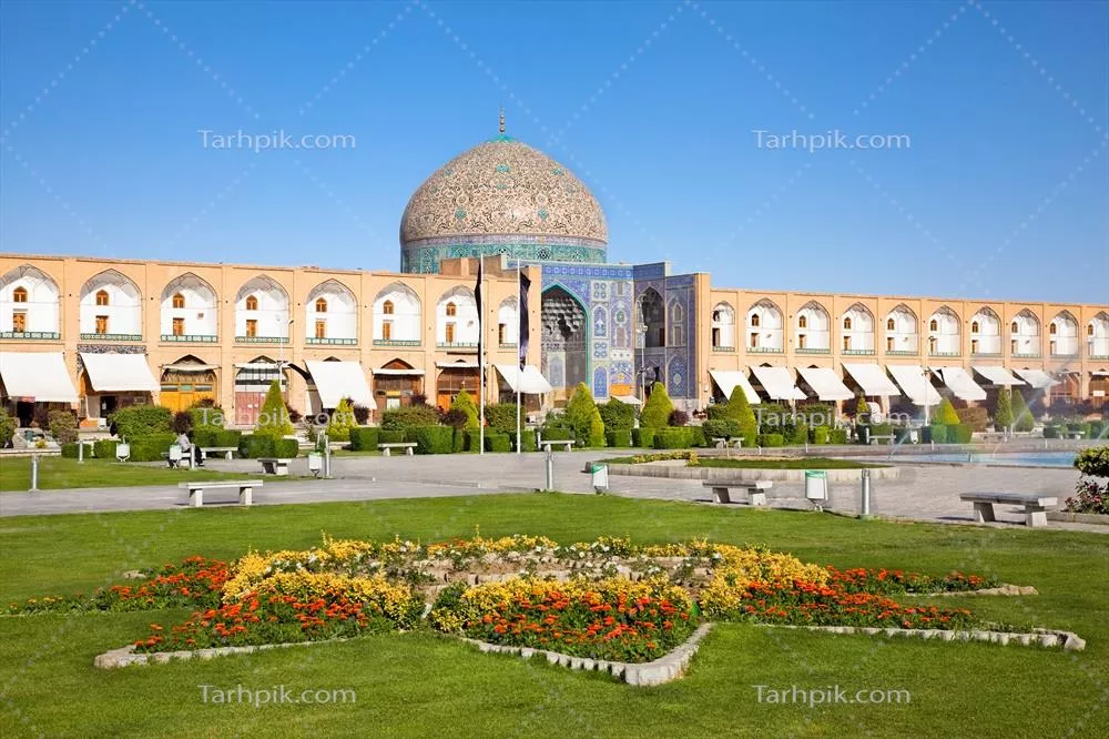 عکس مسجد شیخ لطفالله در میدان نقشجهان اصفهان با گلهای زیبا در پیشزمینه