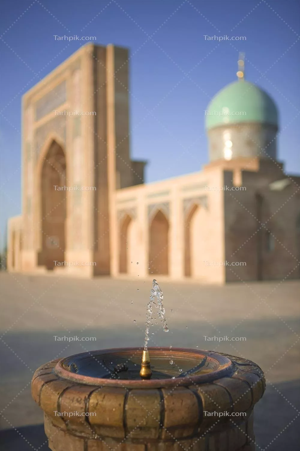 عکس بنای تاریخی با معماری اسلامی و گنبد فیروزهای در پسزمینه