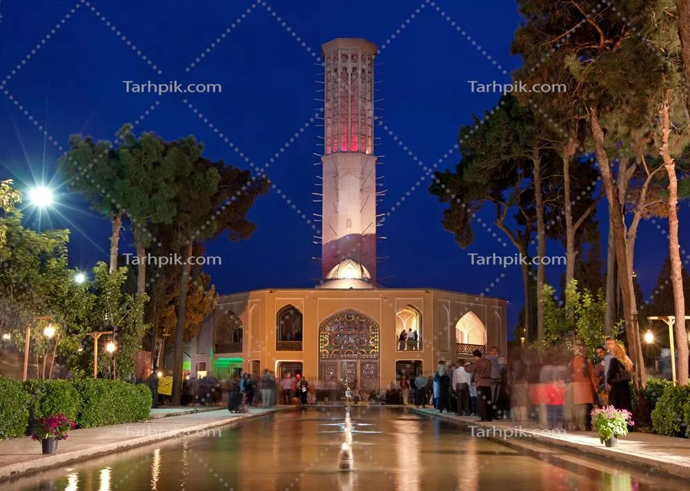 عکس نمای شب از باغ برج بادی یزد با روشنایی چشمگیر