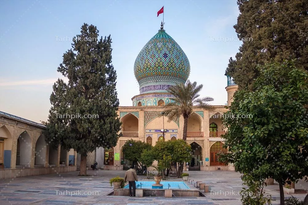 عکس زیبایی معماری سنتی آرامگاه شاهچراغ شیراز در غروب دلانگیز