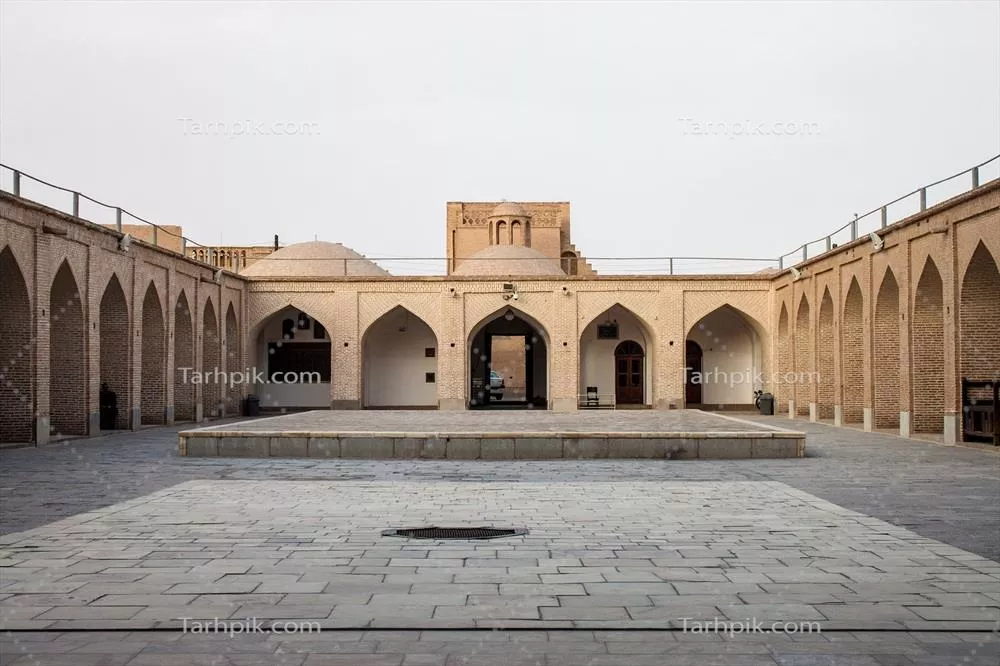 عکس حیاط داخلی کاروانسرای تاریخی با معماری سنتی ایرانی و طاقنماها