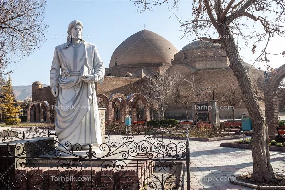 عکس مجسمه شاعر مشهور در محوطه بنای تاریخی ایران در نزدیکی گنبدها