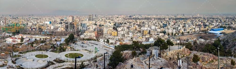 عکس منظره ای وسیع از شهرکرد در ایران با ساختمانها و چشمانداز کوهستانی