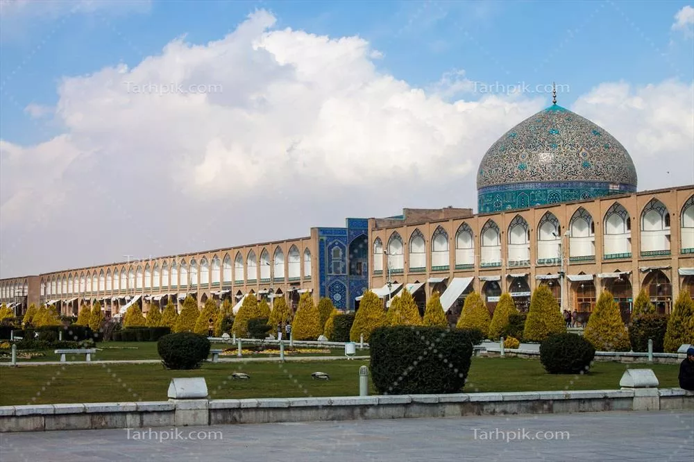 عکس تصویر مسجد شیخ لطفالله در میدان نقش جهان اصفهان با فضای سبز و معماری اسلامی