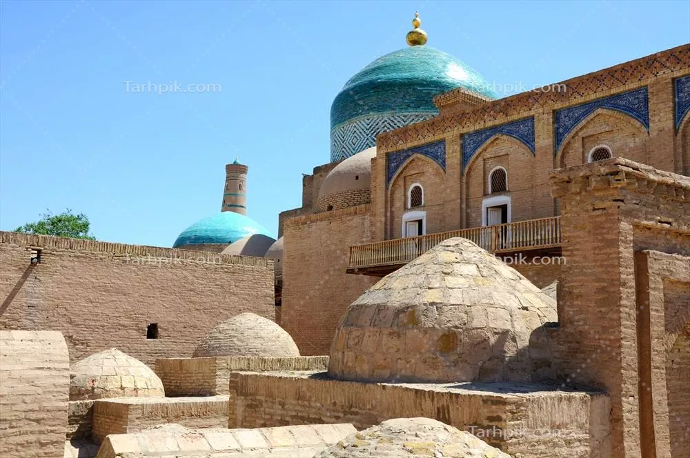 عکس معماری اسلامی تاریخی با گنبدهای فیروزهای در جاذبههای بخارا