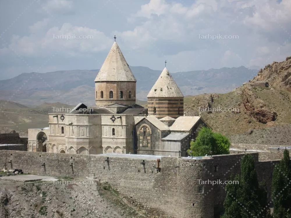 عکس کلیسای سنت استپانوس در مناظر کوهستانی و آسمان ابری