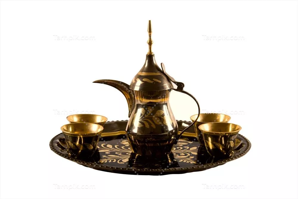 عکس سرویس قهوه‌خوری سنتی عربی با دله و فنجان‌های زیبا