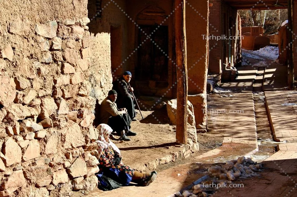 عکس زندگی روزمره در کوچههای آجری روستای تاریخی با معماری سنتی