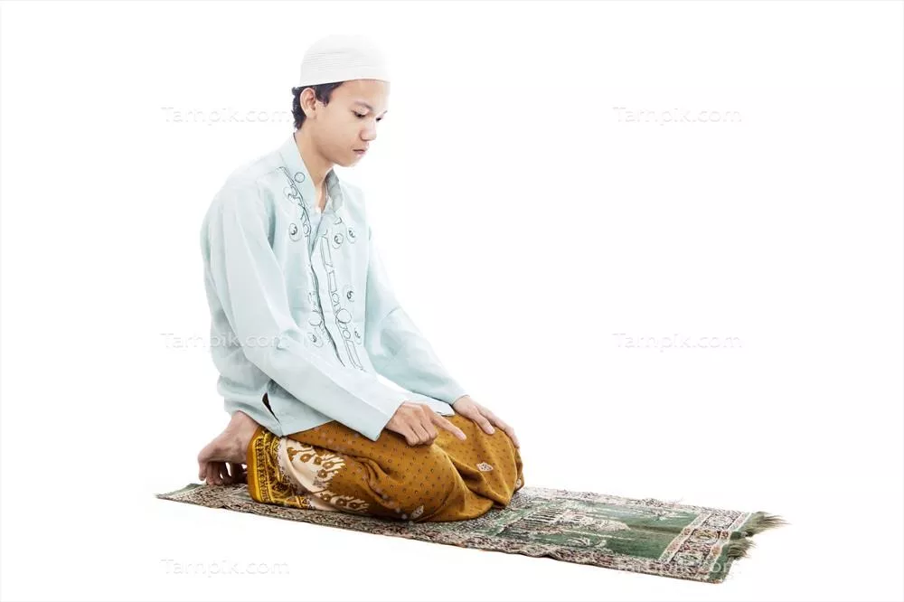 عکس تصویر فردی در حال نماز خواندن بر روی سجاده با پسزمینه سفید
