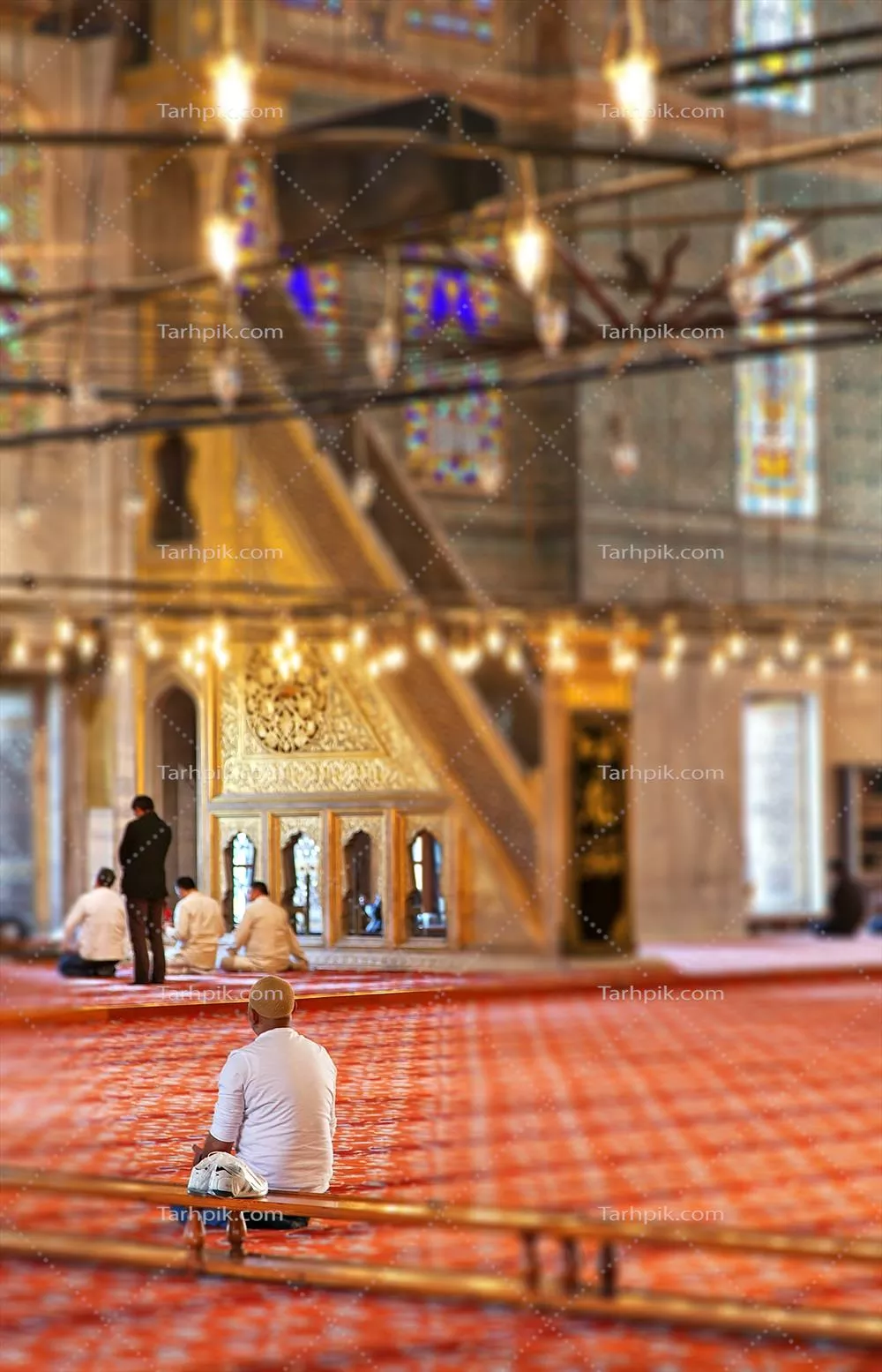 عکس فضای داخلی مسجد بزرگ با حضور نمازگزاران در حال عبادت