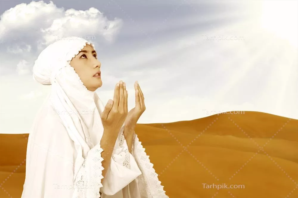 عکس زن با حجاب در صحرا به سوی آسمان دعا میکند