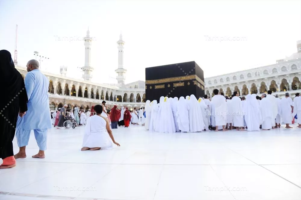 عکس زائران در حال طواف و عبادت در اطراف کعبه در مسجد الحرام
