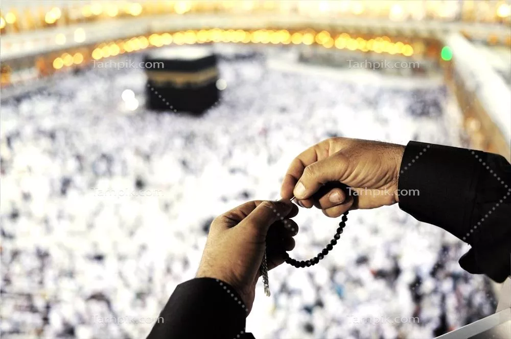 عکس زائر مسلمان در حال نیایش با تسبیح در حرم کعبه