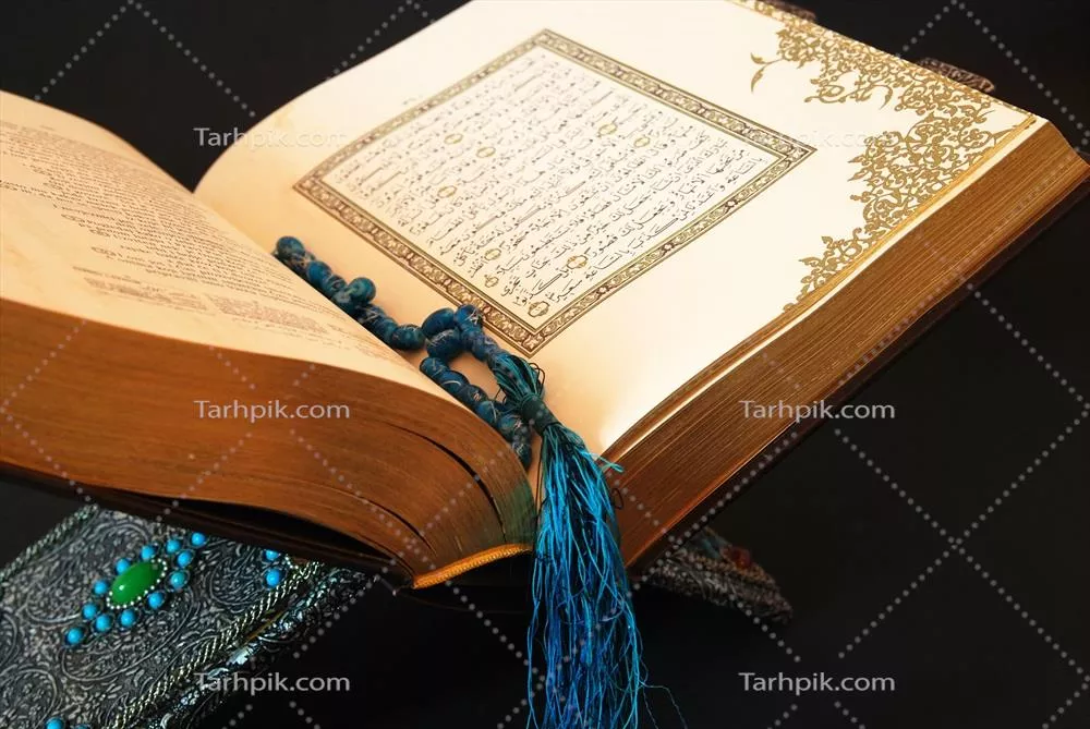 عکس قرآن کریم با نشانک آبی بر روی رحل در زیر نور ملایم