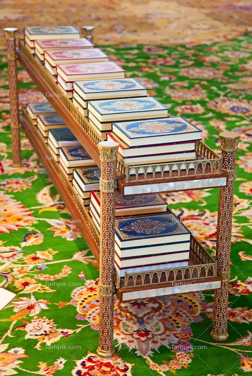 عکس قفسههای چوبی تزئینی در مسجد با نسخههایی از قرآن کریم