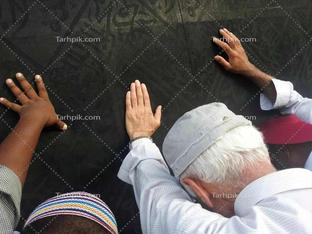 عکس زیارت حاجیان و لمس پرده کعبه توسط زائران مسلمان
