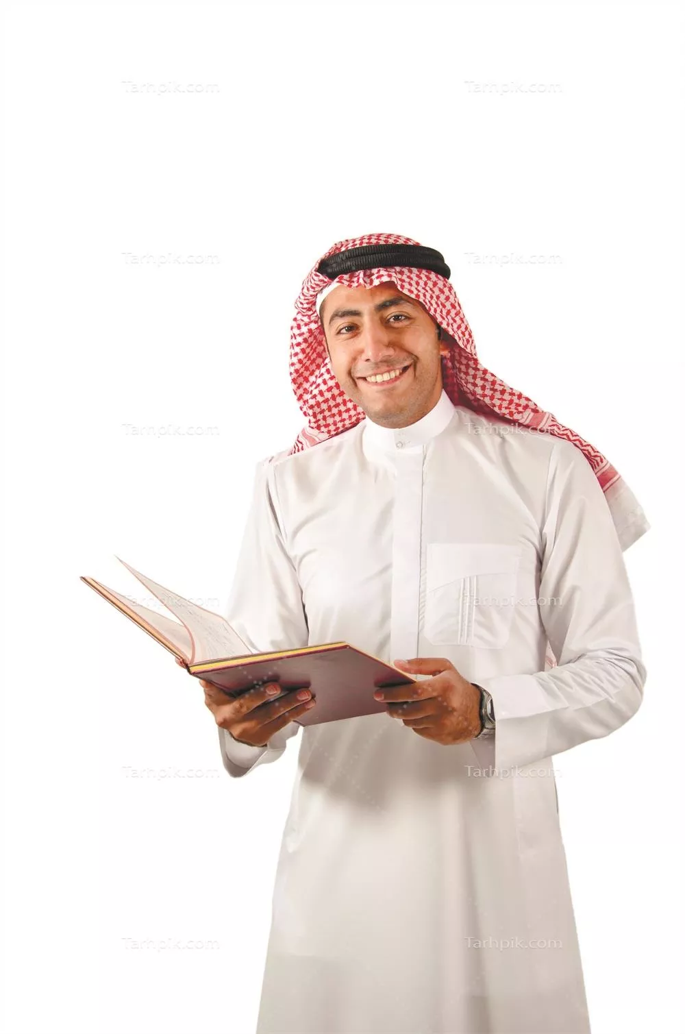 عکس پرتره یک مرد عرب در حال خواندن کتاب با لباس سنتی