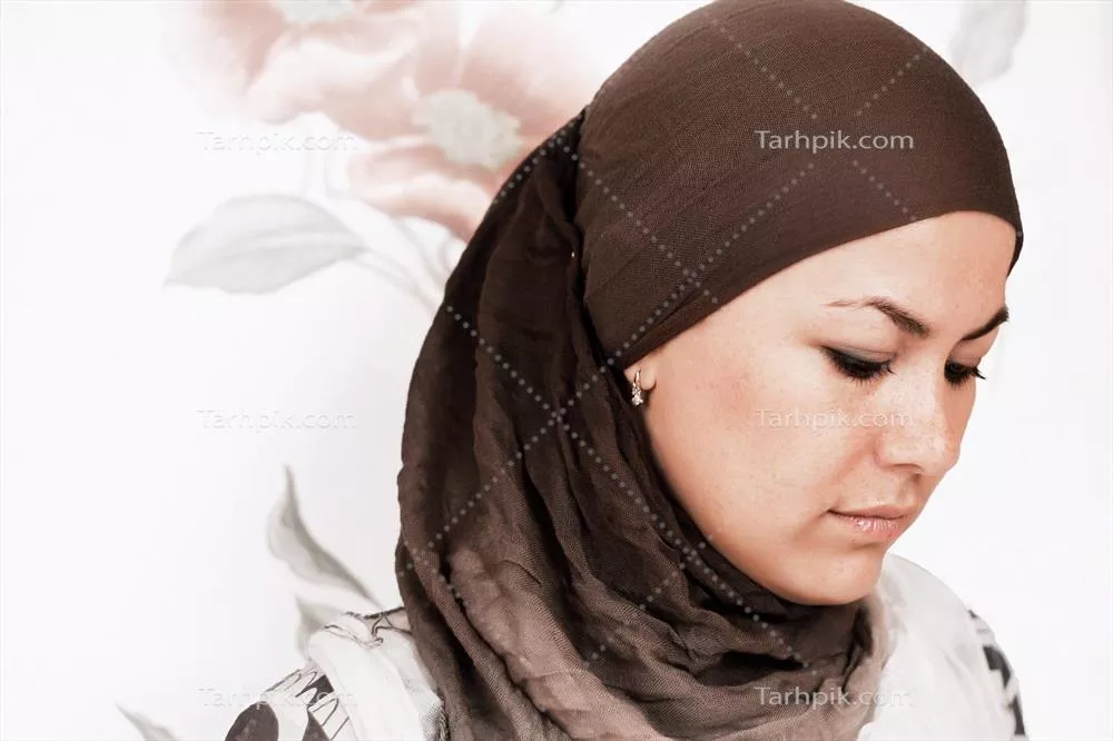 عکس زن با حجاب قهوهای در پسزمینه گلدار زیبا
