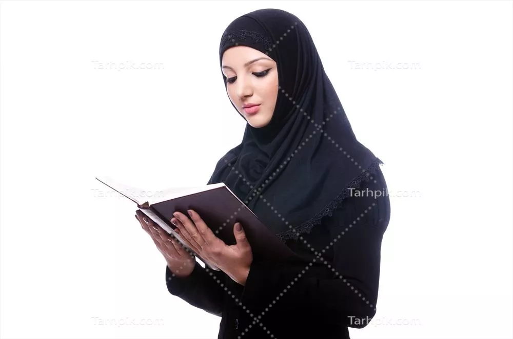 عکس زن مسلمان با پوشش کامل حجاب در حال مطالعه کتاب روی زمینه سفید