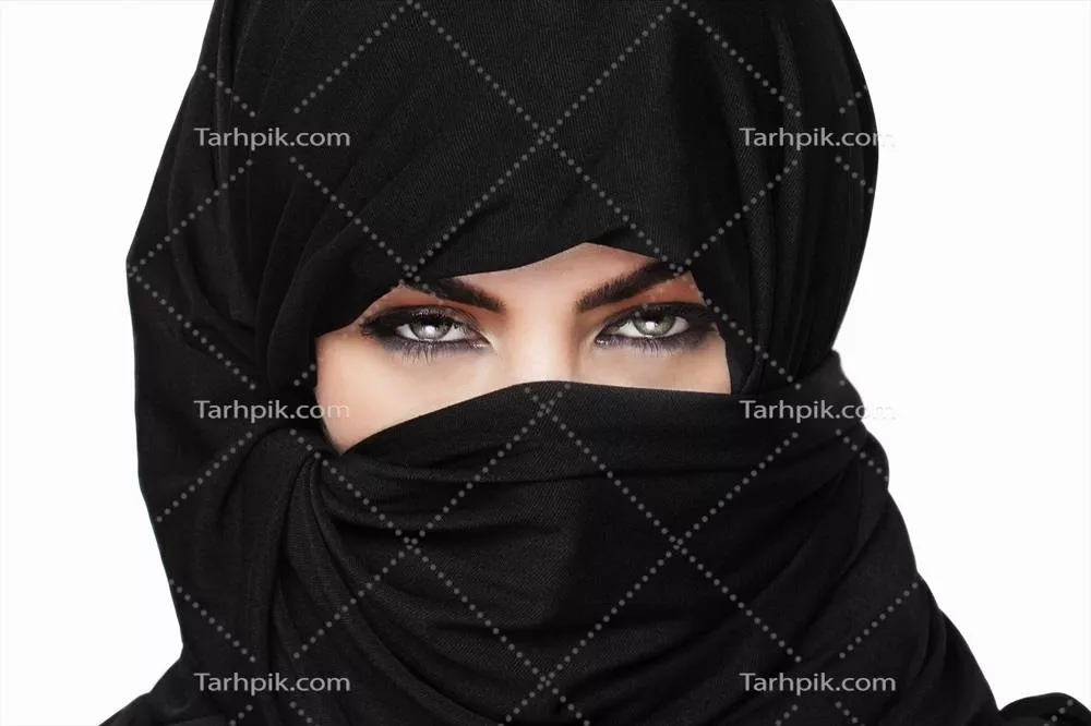 عکس تصویر زنی با حجاب نقاب دار و تمرکز بر چشمهای نافذ او