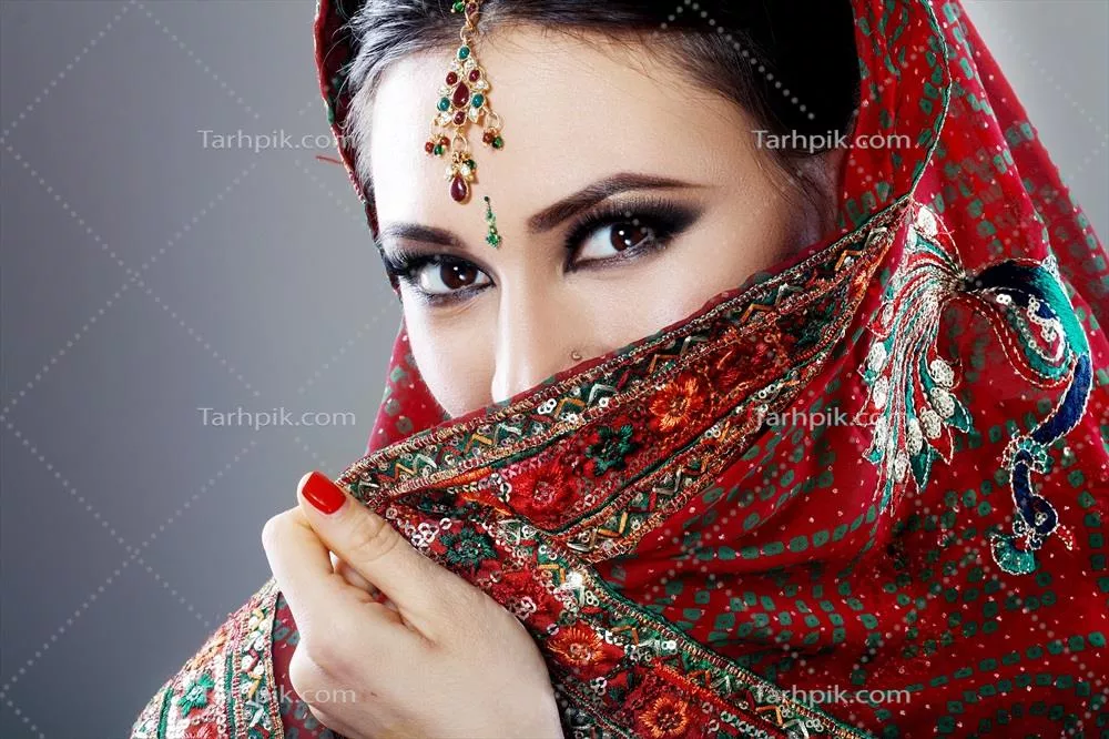 عکس پرتره زنی با لباس سنتی و پوشش رنگارنگ با جزئیات زیبا