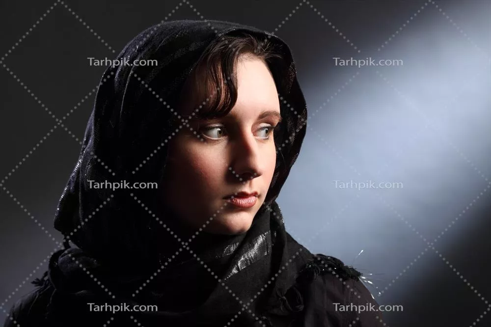 عکس پرتره زنی با روسری مشکی و نورپردازی سایه روشن