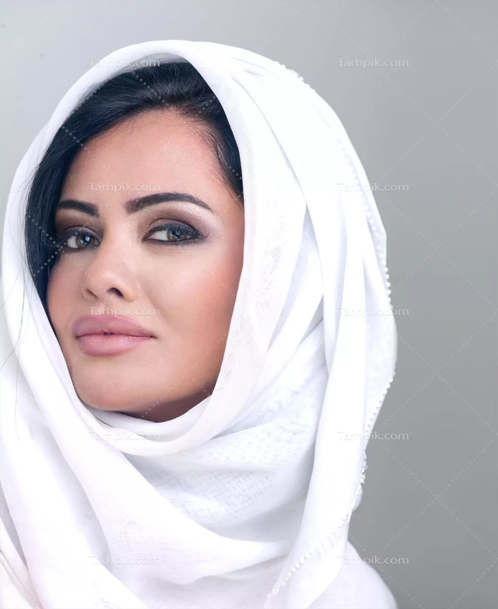 عکس پرتره زن با حجاب سفید و آرایش کلاسیک و ملایم