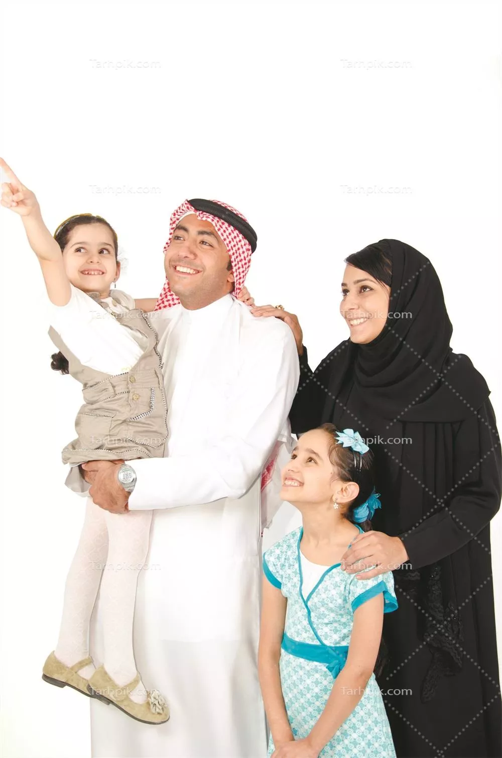 عکس خانوادهای شاد با پوشش سنتی عربی شامل والدین و فرزندان
