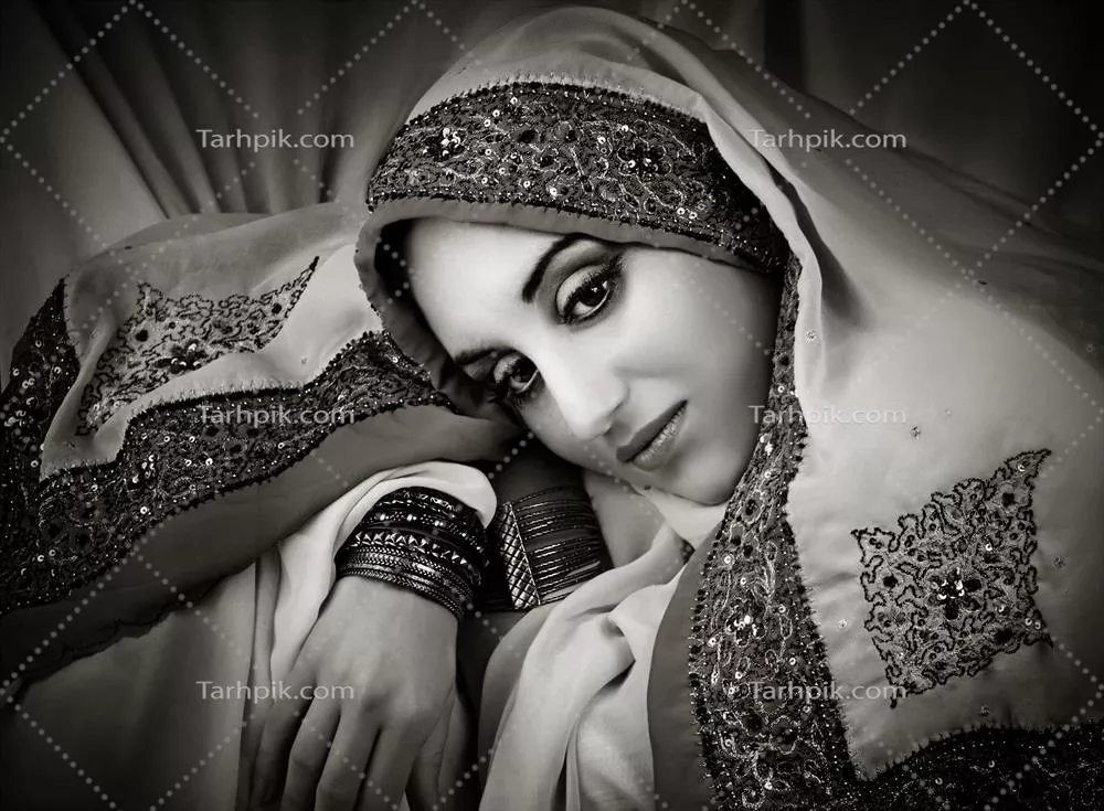 عکس پرتره سیاه و سفید از زن با لباس سنتی مزین به منجوق و زیورآلات