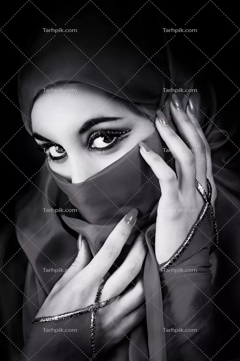 عکس پرتره سیاه و سفید زن با روبنده و چشمان نافذ و دستان زینتداده