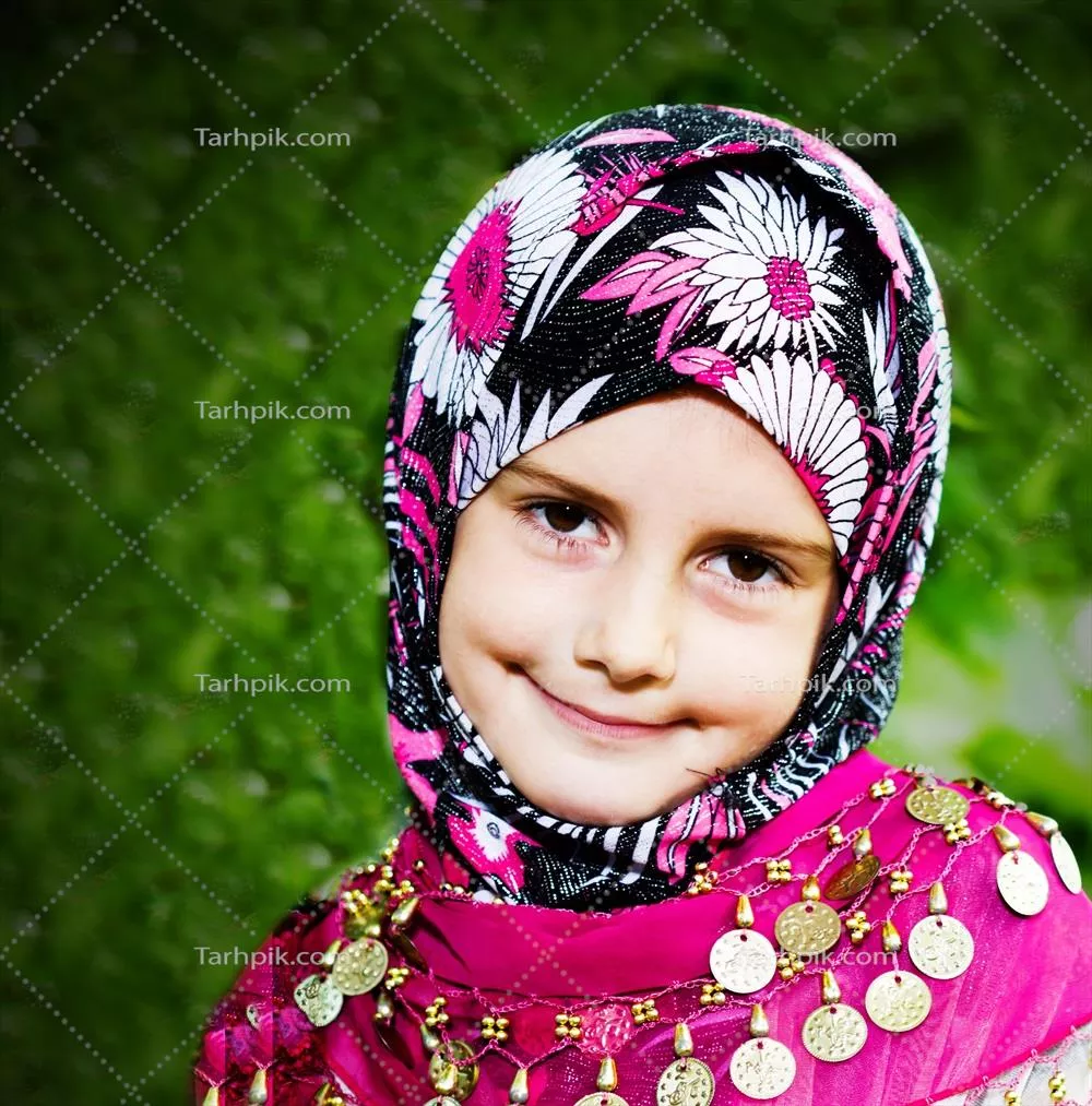 عکس دختربچه با چادر گلدار و تزیینات طلایی با پسزمینه سبز