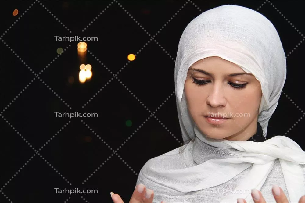 عکس زن با روسری سفید در حال تفکر در فضای تاریک با نورهای درخشان
