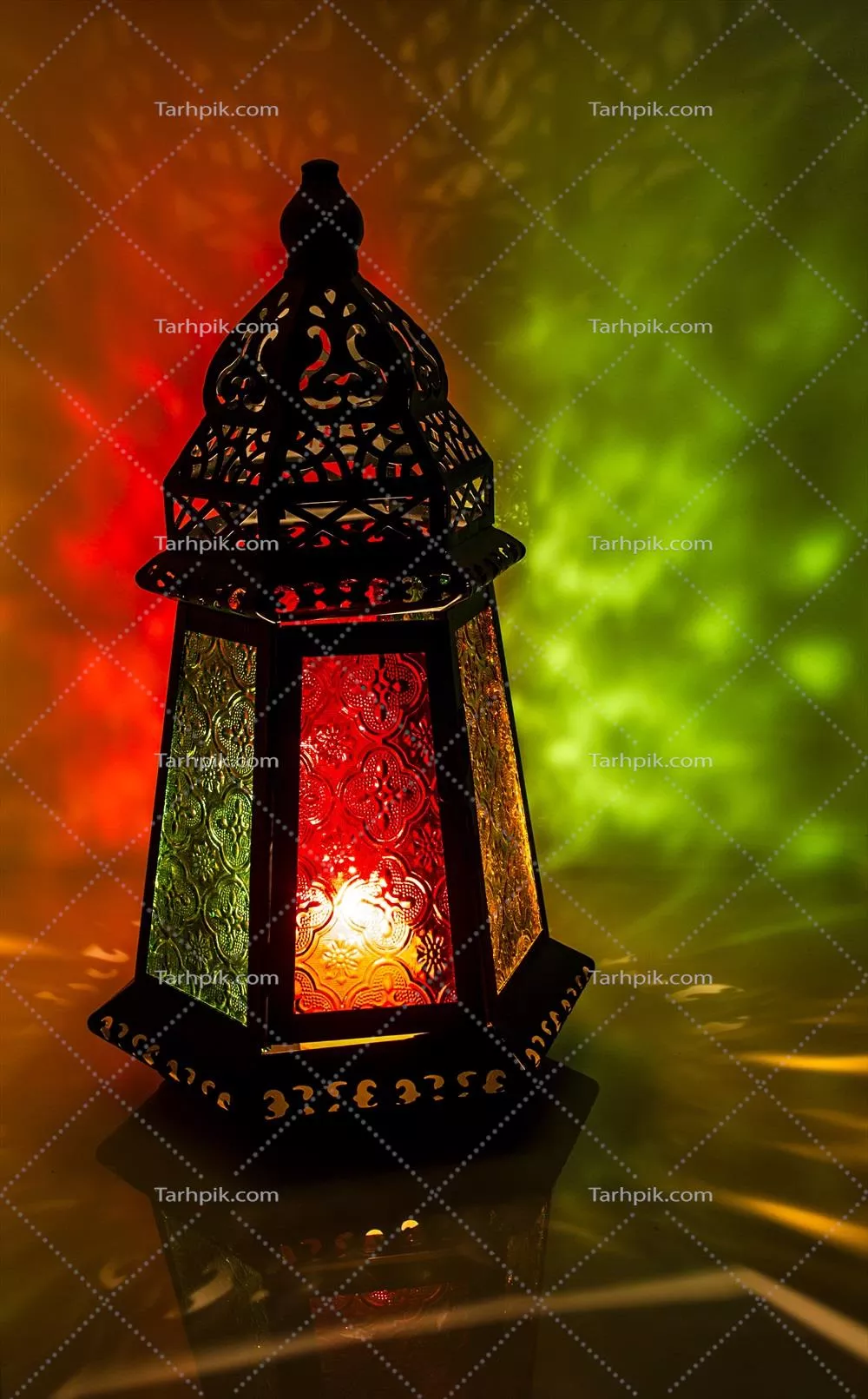 عکس فانوس رنگارنگ با طراحی سنتی در حال نورافشانی زیبا