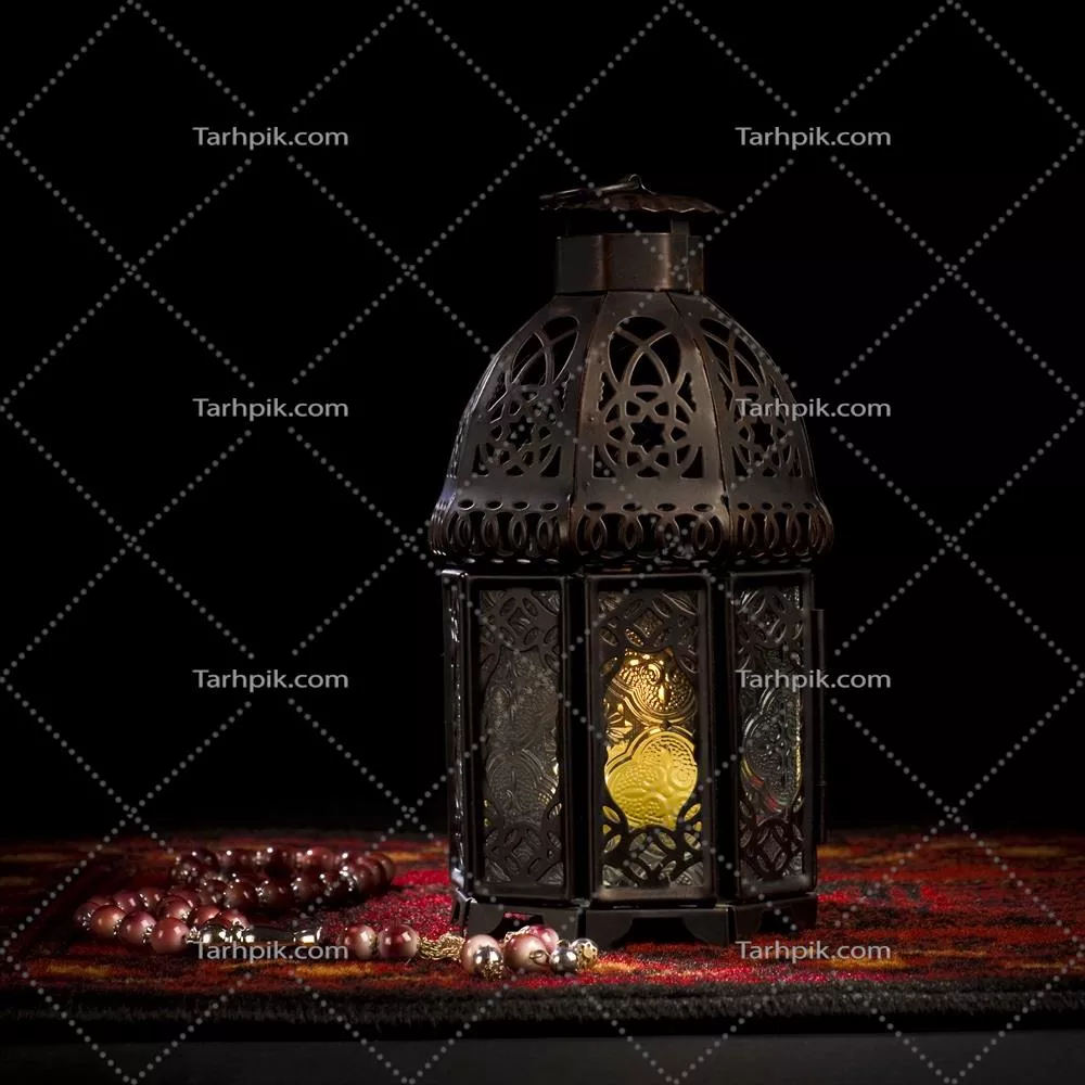 عکس چراغ فانوس سنتی با تسبیح روی سفره قرمز بافته شده