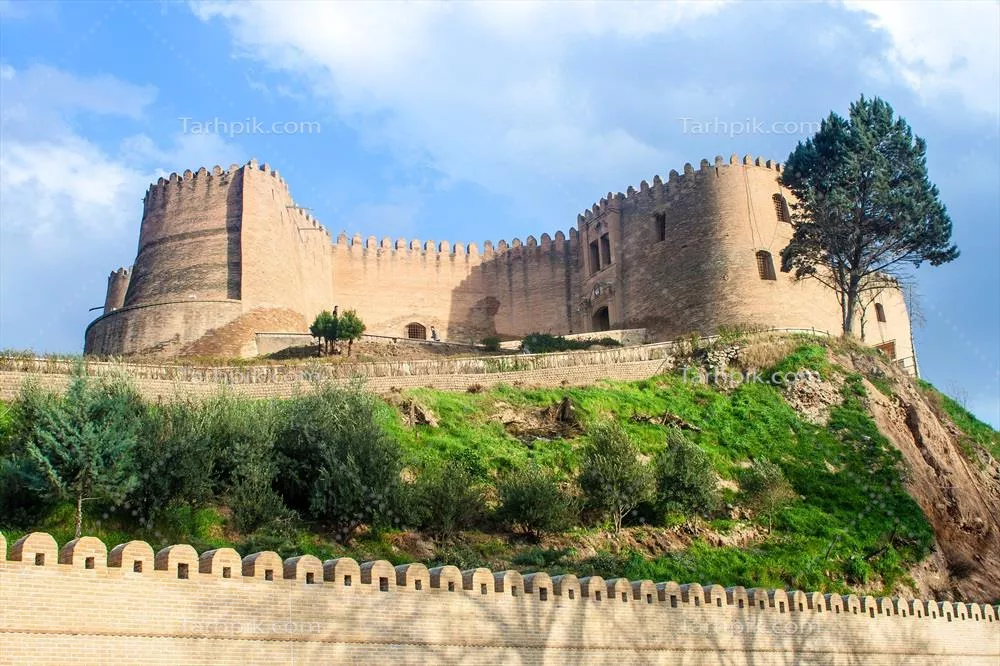 عکس نمای زیبای قلعه فلک الافلاک با زمینه آسمان آبی