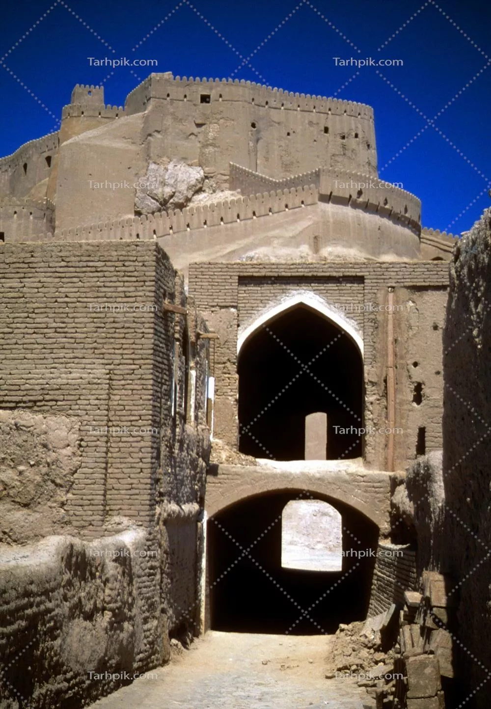عکس نمایی تاریخی از ارگ بم در ایران با معماری خشتی