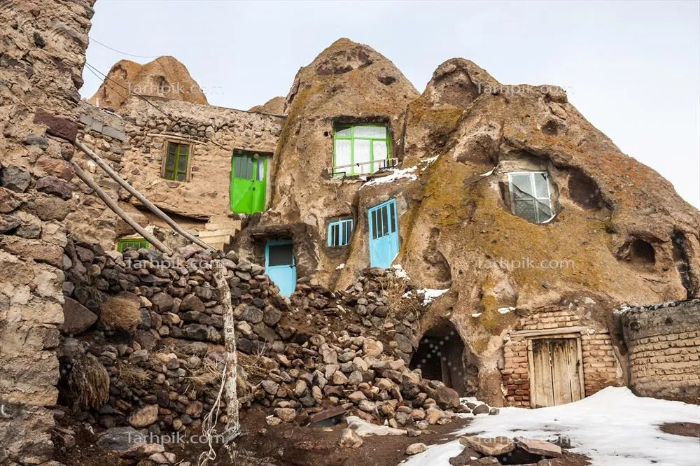 عکس نمای زمستانی از خانههای سنگی قدیمی در کندوان، ایران