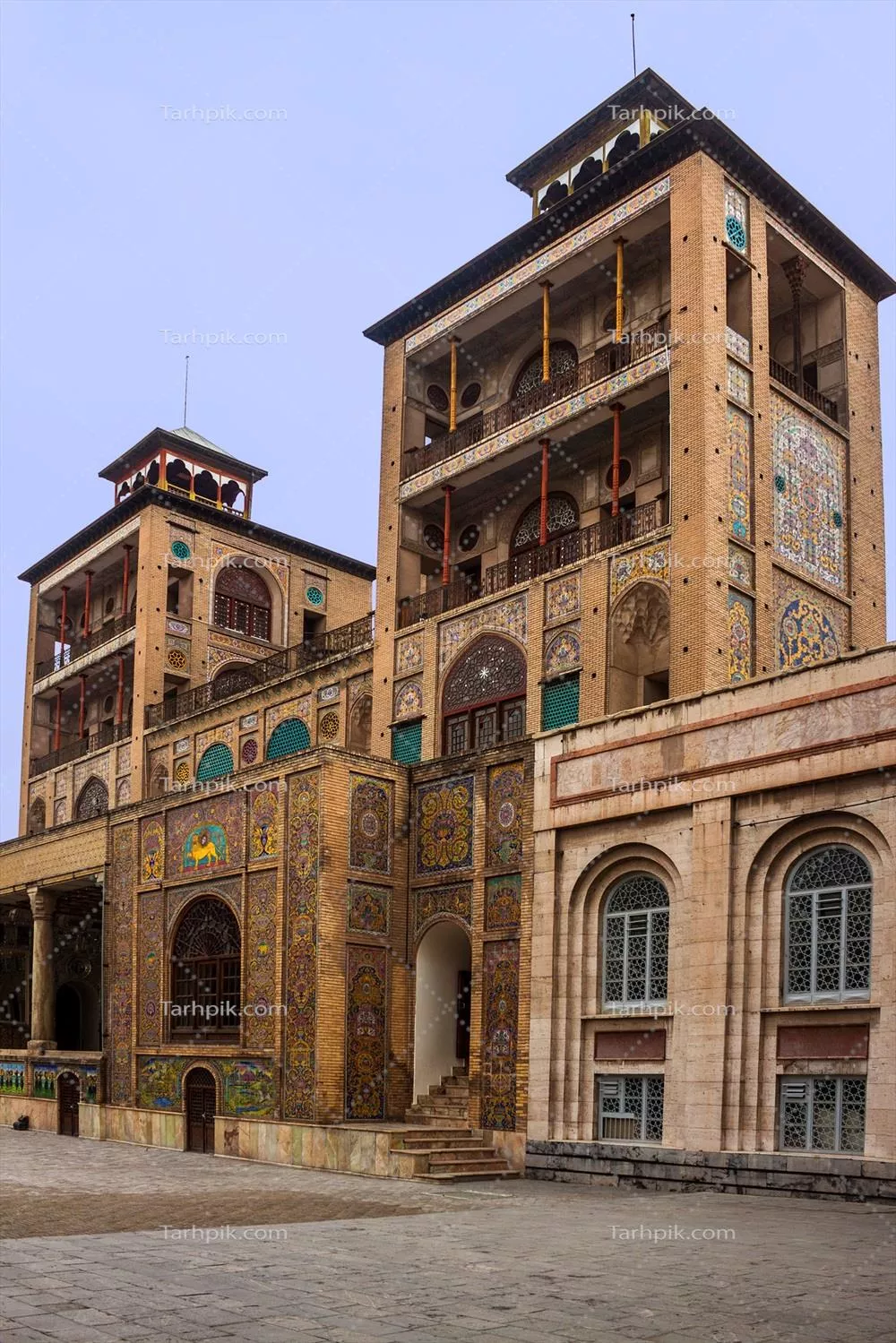 عکس نمایی از کاخ گلستان در تهران با معماری باشکوه تاریخی و تزئینات دقیق