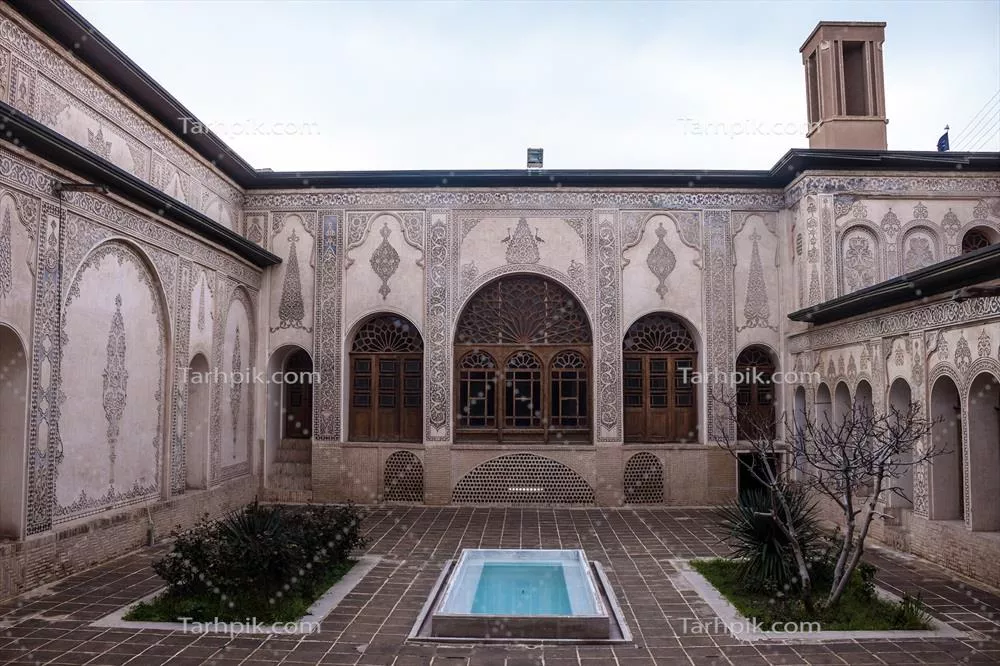 عکس معماری سنتی حیاط اندرونی ایرانی با حوض و تزیینات زیبا
