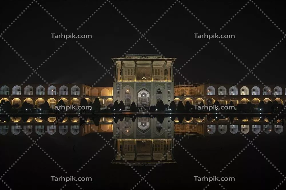 عکس تصویری زیبا از پل خواجو در شب با انعکاس خیرهکننده در رودخانه