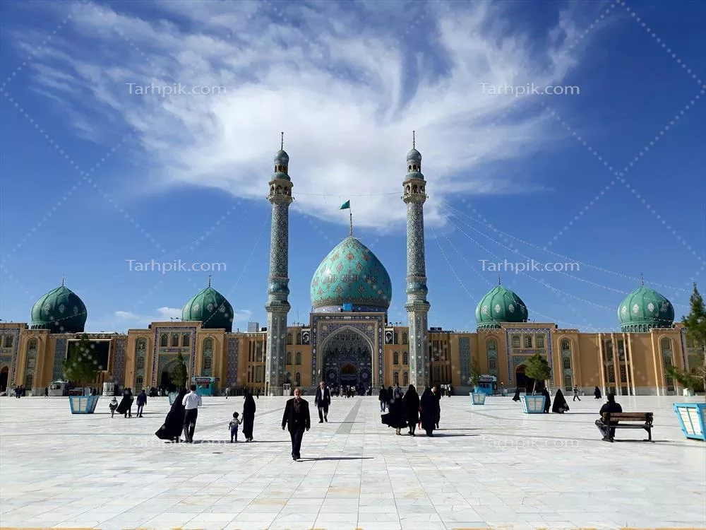 عکس تصویری از مسجد جامع با گنبد و منارههای بلند تحت آسمان آبی
